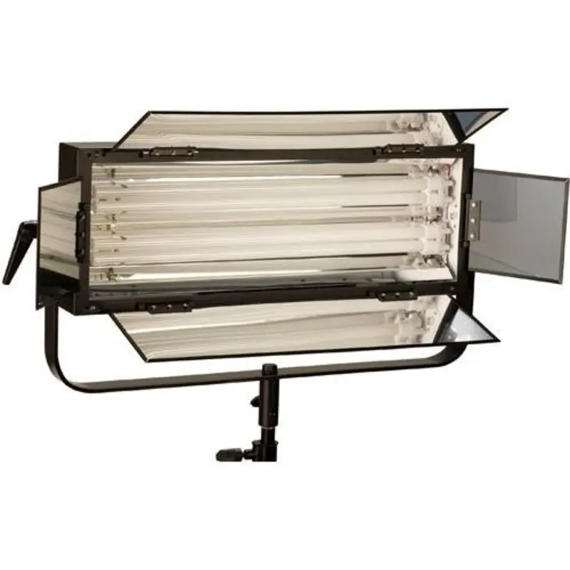 Smith Victor FLO-110 Dimmable 2-tube 110-watt fluorescent light bank w/ barndoors