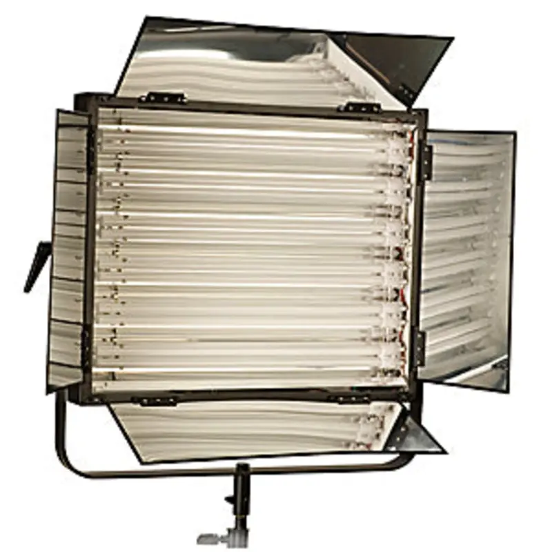 Smith-Victor FLO-330 Dimmable 6-tube 330-watt fluorescent light bank w/ barndoors